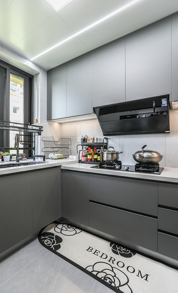 廚房空間很大，做了U型的廚房，灰色的門板和白色的臺面做搭配，各種廚房電器全部配齊，滿足主人制作各種美食的需求。