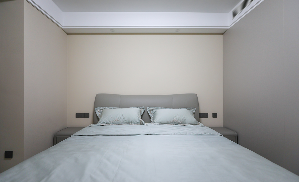 臥室做了轉角衣柜流出來的過道直角通向衣帽間，私密度更好儲物翻了一倍，色調還是以大氣的奶咖色，時尚耐看。