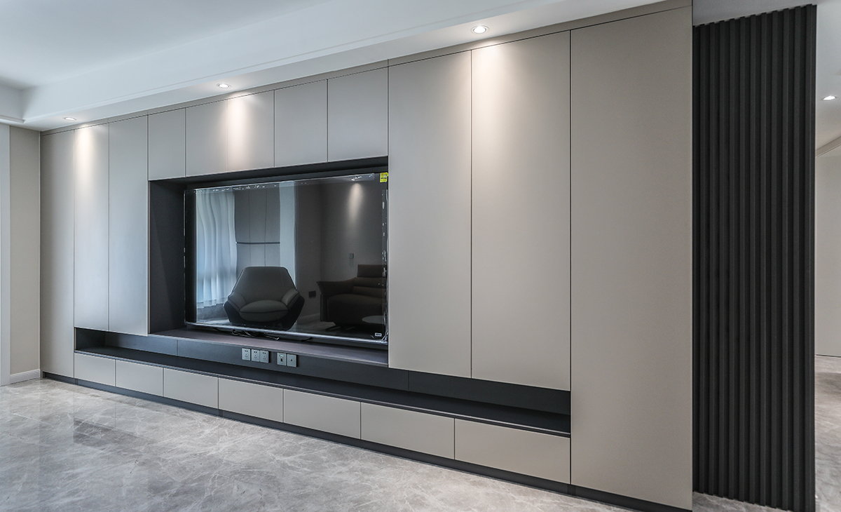 一整面電視柜做到底會覺得很笨重，先以格柵點綴，加長電視柜，讓原本有點偏移的電視背景做到了完全對稱，后期角落可以放上綠植，層次感又一次加滿。