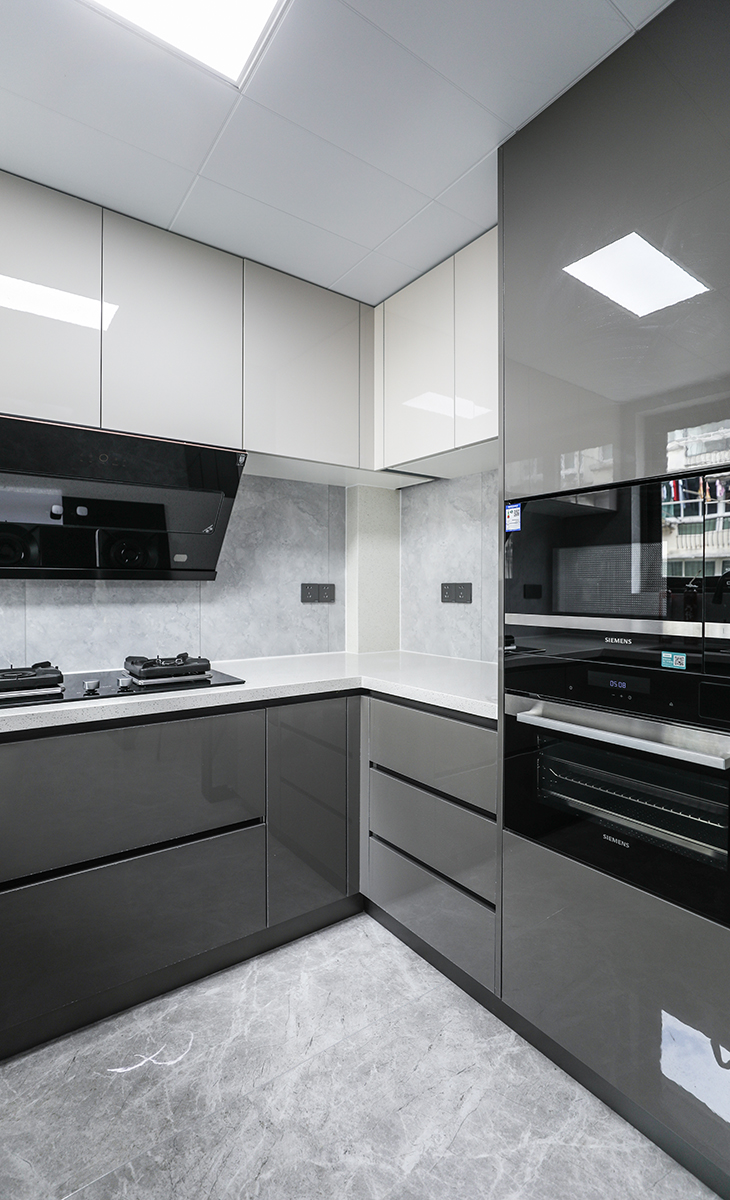 廚房空間很大，原本L型的櫥柜后期改成了U字型，雙開門的冰箱放在了外面的餐邊柜邊上，廚房灰白色調，下柜打理衛生方便，上柜白色吊柜滿做也不壓抑，還做了一面立柜蒸烤箱取物不用彎腰，下柜和上柜又有很多儲物。