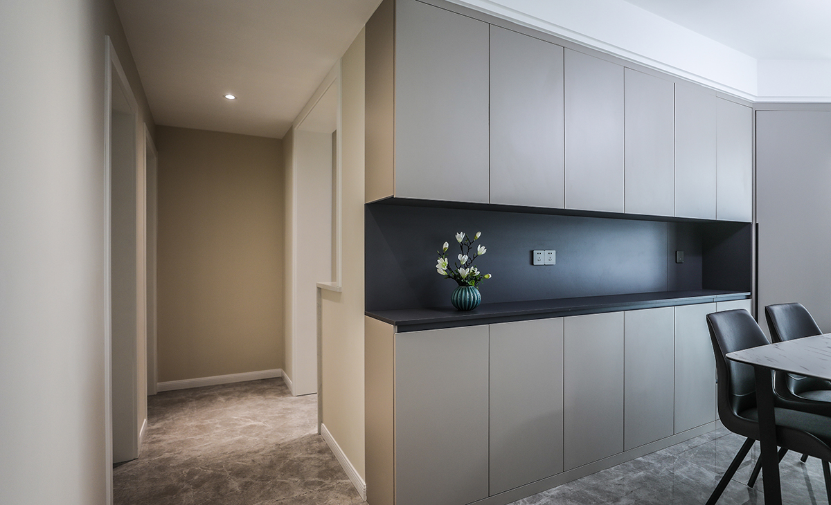 進門的多功能儲物柜絕對是房子的點睛之筆，沒有單單的做了鞋柜或者衣帽間，這樣做會顯得空間更開闊，而且儲物布局更分配合理。