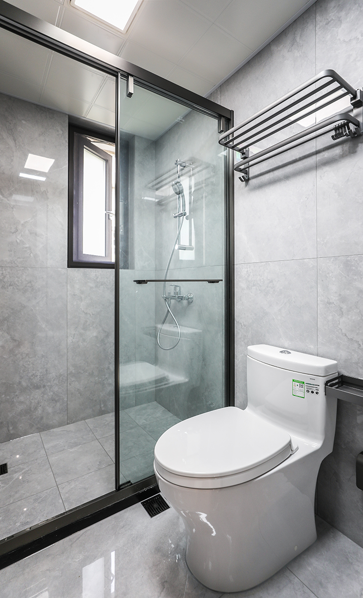 暖灰的色調，干區1米的臺盆柜邊上還可以放一個備用洗衣機，衛生間長虹超白窄邊開門，極簡的線條，600*1200的墻磚顯得衛生間更加大氣。