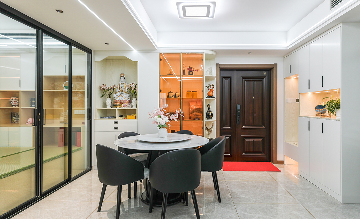 現代餐廳突出的是實用與美化兩方面功能，因地面具有特殊性，更注重的是實用，一定要易于清理，同時防水及防油的效果要好，地面采用800*800?；u進行鋪貼，配合餐邊柜使用，使餐廳空間充滿濃濃的生活氣息。