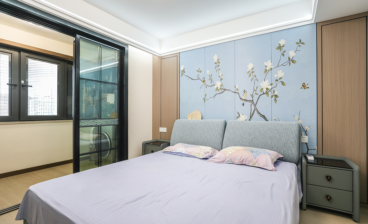 人一生中至少有三分之一的時光都在臥室度過，臥室的重要性不言而喻，主臥使用原木色地板，吊頂使用雙眼皮吊頂，增加空間層次感，頂面大面積以白色襯托，床頭背景木飾面和背景畫做裝飾，衣柜門板用的淺灰色，使整個空間一瞬間變得典雅高貴。把整體設計的理念體現的淋漓盡致：剛柔并進，冷暖搭配，線條明快。