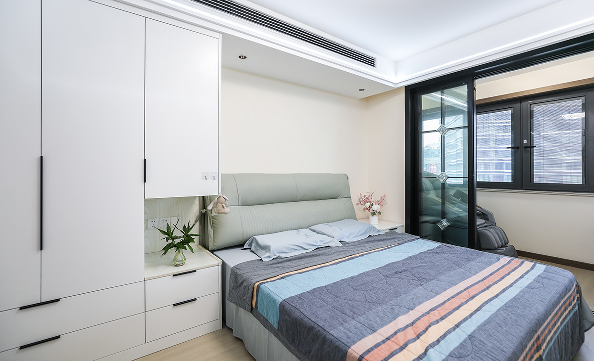 次臥房間都采用偏暖色設計，和陽臺地面一起通鋪地板，在空間上可以起到互借的作用。在臥室簡單設計時，需要考慮的因素就包括了燈光、床鋪、衣柜等。這些物品雖然不需要太過復雜，只需要簡單大方實用即可，但是卻必須樣樣俱全，否則也就失去了臥室的基本功能。