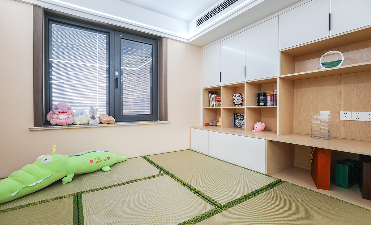 小次臥做了榻榻米和寫字臺，平時做書房用，榻榻米作為一種多功能家具，在當下受到很多年輕人的喜愛，榻榻米很經濟，一種家具可以滿足床，地毯，凳椅或沙發等多種功能，在滿足日常需要的基礎上，又節約成本。
