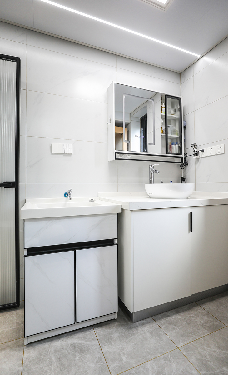 時尚的現代簡約衛生間，強調的是去繁留簡，常見的線條和幾何圖形的交織便能將衛生間個性展現出來。在衛浴建材的選擇上，使用摩恩的智能潔具，更加人性化，長方形的現代浴室柜設計，大氣簡約，簡單的配上長方形的浴室鏡，在材質上并不是按照傳統的設計相統一，只在色彩上加以邊框形成上下呼應的感覺。加配汗蒸的功能，忙碌的一天結束后到汗蒸房出出汗，隔壁就是淋浴，可以消除一身的疲勞。在整體空間上形成階梯效果，高低錯落，層次感強烈，現代的“簡便得以呈現。