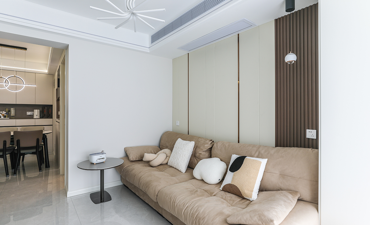 客廳空間上跨距并不大所以取消了常規家庭中都有的大茶幾而是采用了更小巧的小邊幾。在不影響使用的情況下，讓空間更具有實用性以及開闊些。
