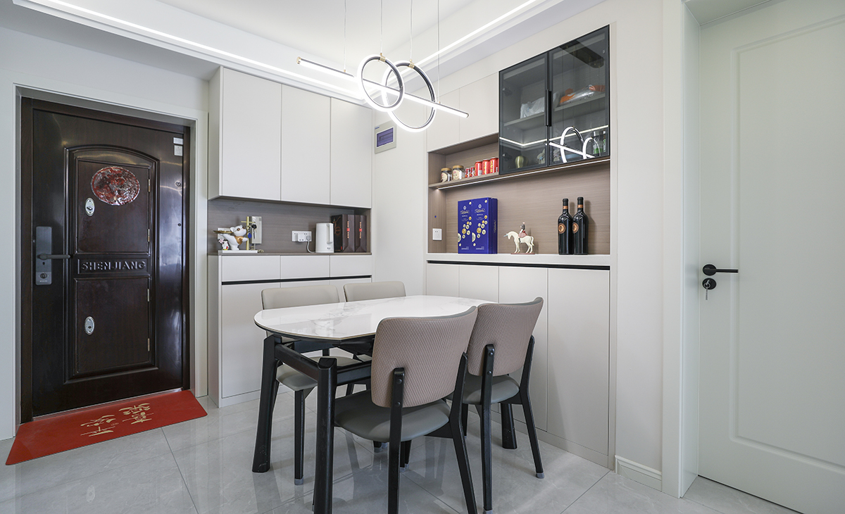 餐廳空間與門廳空間連成一體式，在進門口邊做上一組鞋柜便于業主進門更換拖鞋。而餐桌邊的裝飾柜是利用原墻體厚做的，增加了餐廳儲物以及裝飾空間。
