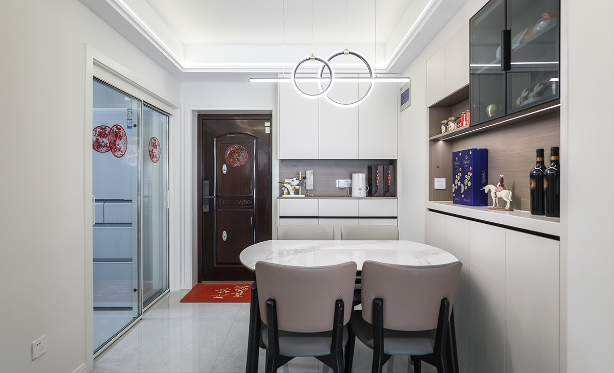 餐廳空間與門廳空間連成一體式，在進門口邊做上一組鞋柜便于業主進門更換拖鞋。而餐桌邊的裝飾柜是利用原墻體厚做的，增加了餐廳儲物以及裝飾空間。