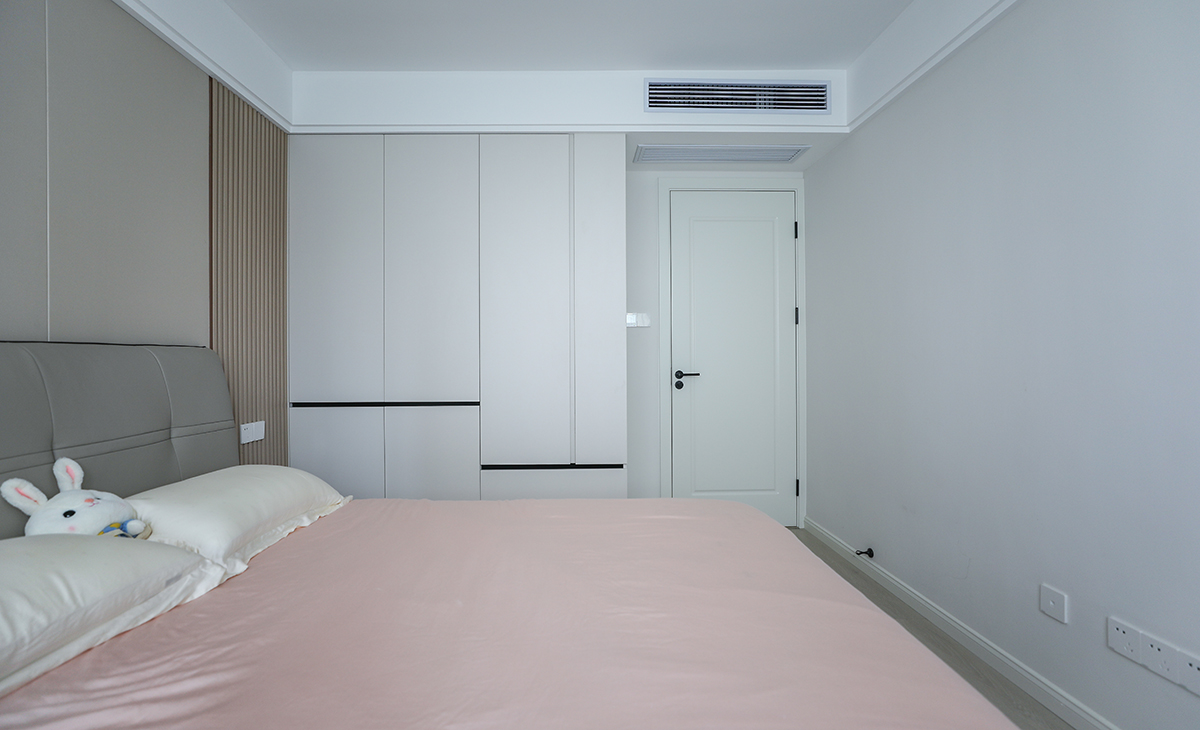 主臥中的衣柜為了增加空間的層次并沒有采用千變一律的一門到頂的格局，而是采用了分段式的衣柜格局。