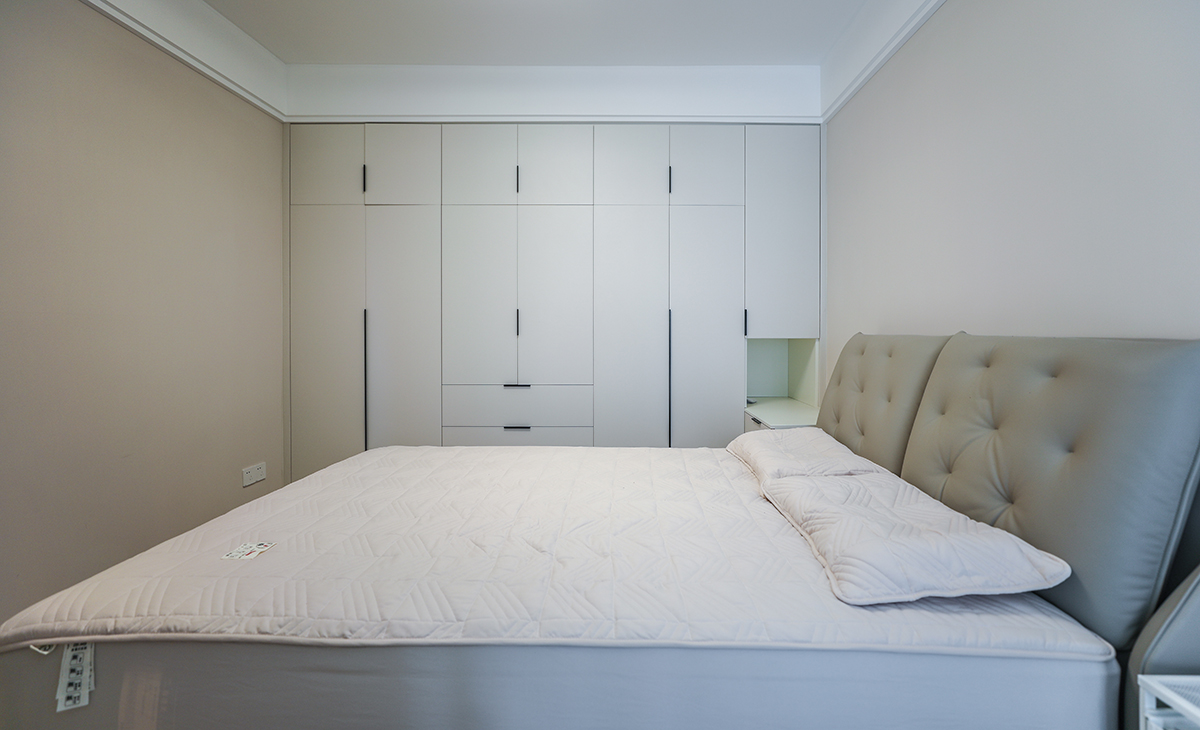 次臥現暫時不住人留給偶爾來的父母住，所以主打的是儲物為主，我們在做設計時增加了一整排的衣柜。為女主人增加了相當于衣帽間的功能。