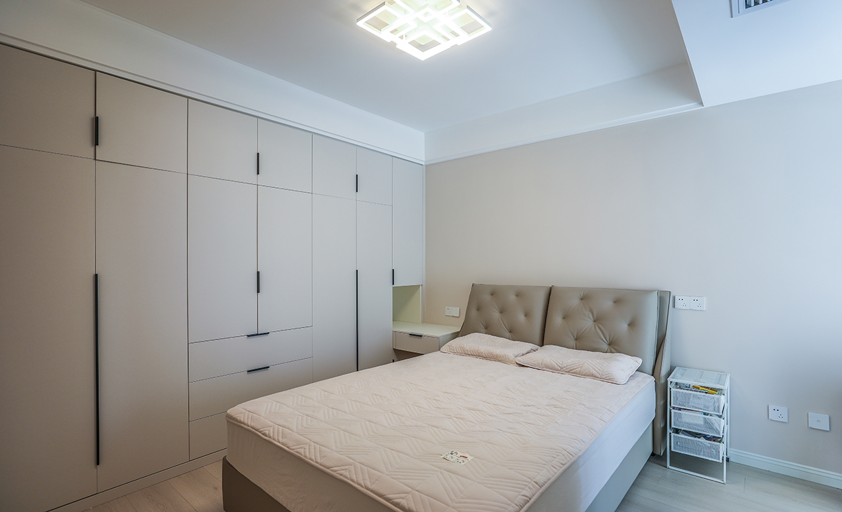  次臥現暫時不住人留給偶爾來的父母住，所以主打的是儲物為主，我們在做設計時增加了一整排的衣柜。為女主人增加了相當于衣帽間的功能。