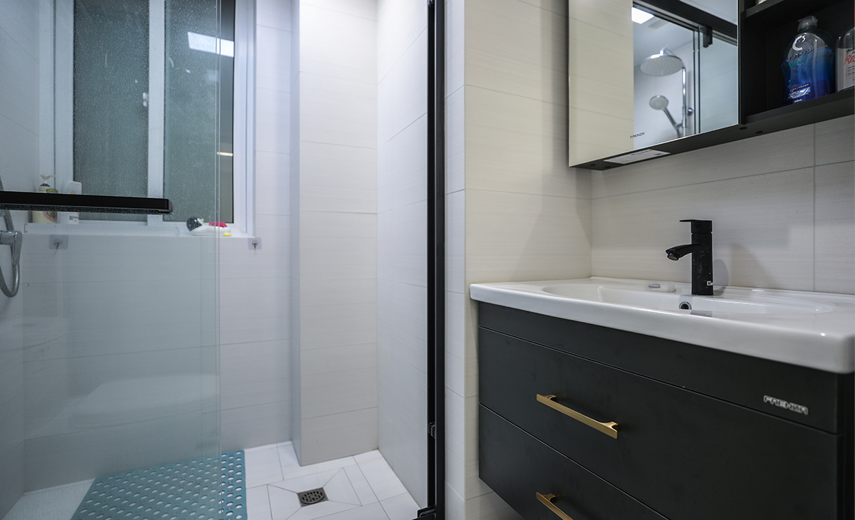 由于衛生間的小型物品很多,在衛生間不需要太過復雜的裝飾,所以簡潔而不失為一個好的潔凈空間。瓷磚應該選用淺色調的,因為衛生間是個大面積場合,太耀眼的顏色就會顯得陰暗潮濕。