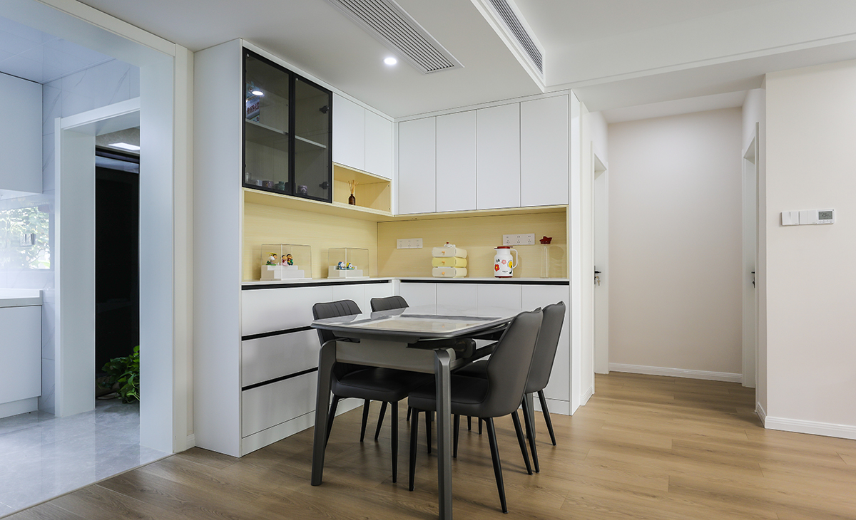 餐廳的空間利用的可以說是完美無缺了，在充分考慮到不影響視覺效果的前提下，放大了餐廳的尺寸，并且安排了轉角餐邊柜，收納直接翻倍。