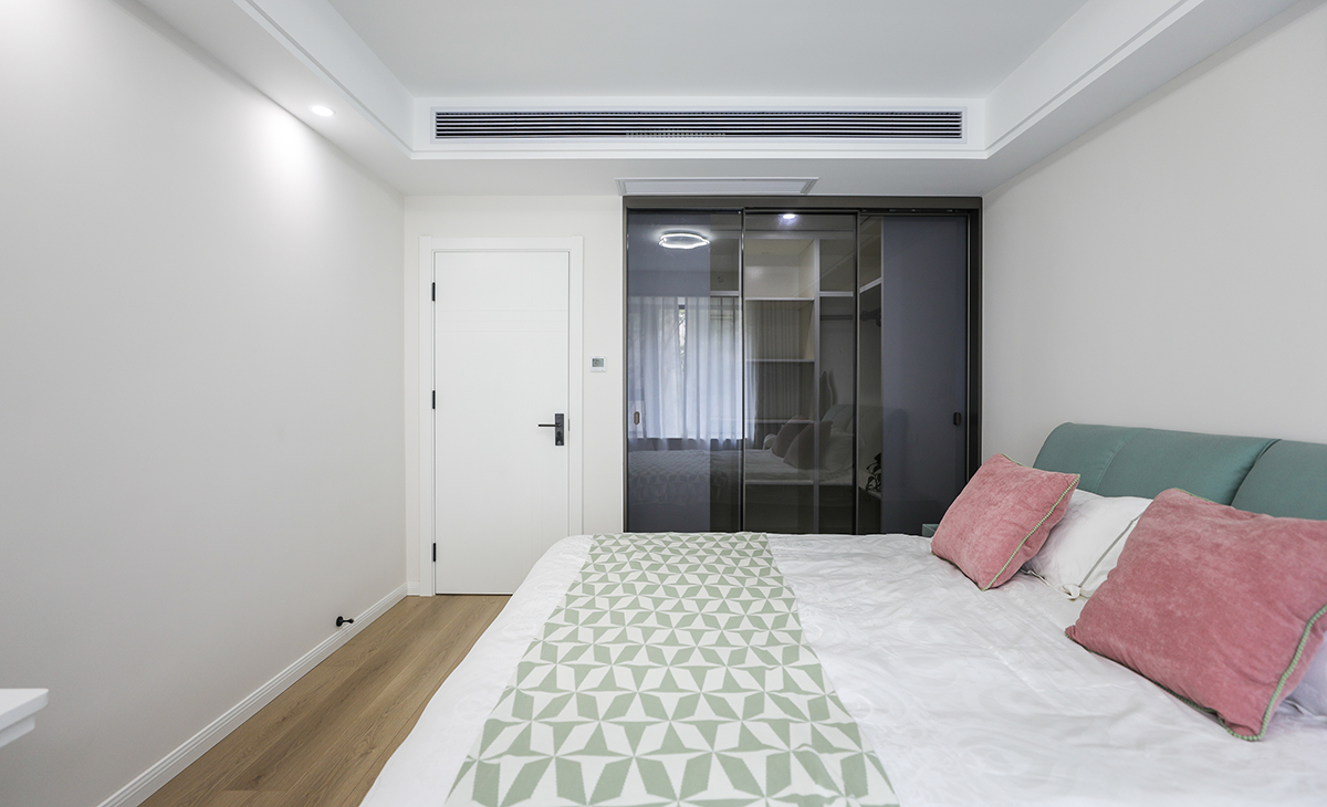 臥室整體采用簡約色彩搭配，床頭背后一面墻采用淺色乳膠漆，窗簾顏色深一些有主次分明的界限感，梳妝臺代替床頭柜的使用功能，節省空間。