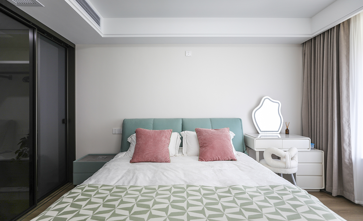 臥室整體采用簡約色彩搭配，床頭背后一面墻采用淺色乳膠漆，窗簾顏色深一些有主次分明的界限感，梳妝臺代替床頭柜的使用功能，節省空間。