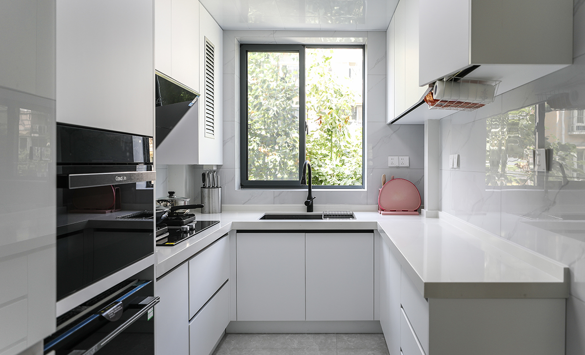 廚房采用上下一致的設計理念，給人一種視覺景深的沖擊感，因為客戶喜歡白色，所以在滿足客戶的喜好的同時 也有放大空間 的作用。