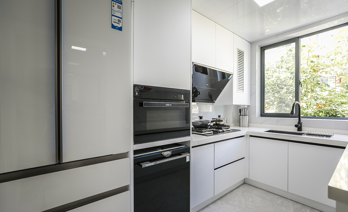 廚房采用上下一致的設計理念，給人一種視覺景深的沖擊感，因為客戶喜歡白色，所以在滿足客戶的喜好的同時 也有放大空間 的作用。