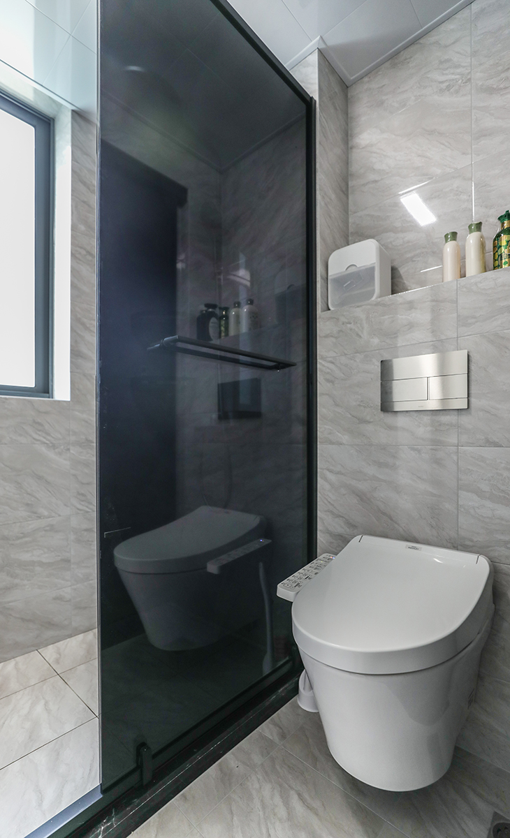 衛生間整體空間簡潔明了，采用淺色磚來點綴空間，馬桶是壁掛式馬桶 節省空間，沒有衛生死角，合理利用空間顏色整體偏淺，襯托的衛生間比較大。