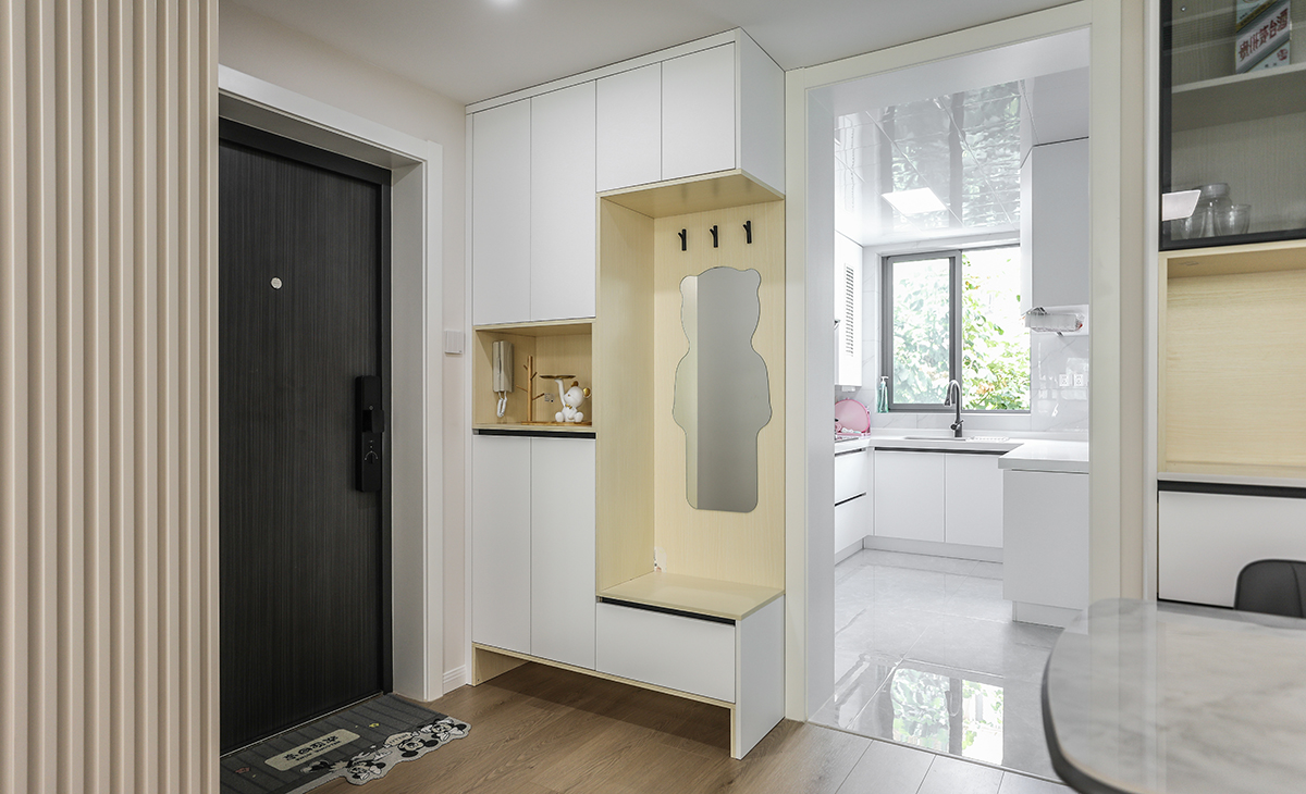 進戶鞋柜預留了換鞋凳的空間，為今后的日常生活提供了便捷，從此穿鞋不再找扶手。可以安穩的換鞋子再出門了，中間留有空擋  可以放置平時的鑰匙等物品。