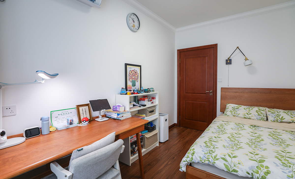 次臥是孩子的空間，比較簡潔，墻面乳膠漆，色彩上干凈、簡煉，空間上靈活自如，簡潔明亮。