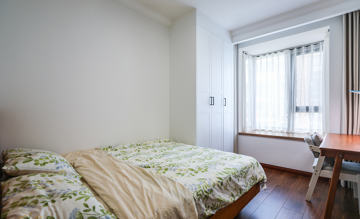 次臥是孩子的空間，比較簡潔，墻面乳膠漆，色彩上干凈、簡煉，空間上靈活自如，簡潔明亮。