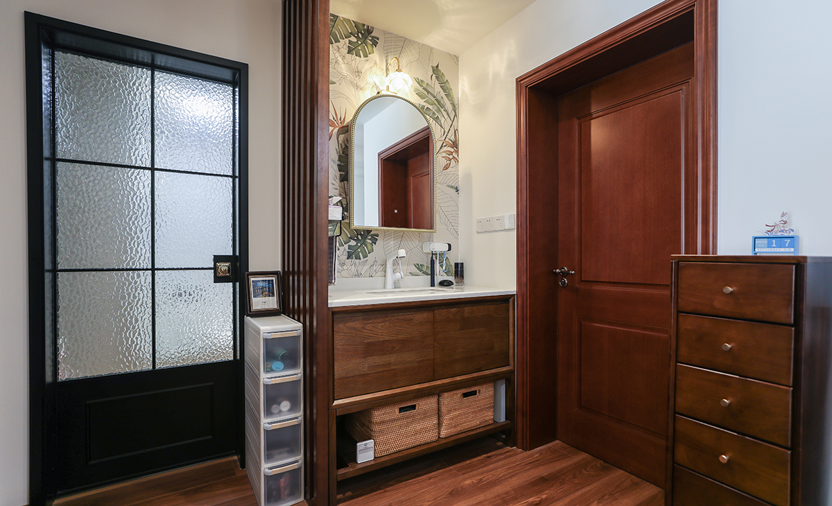 衛生間空間很大，淋浴間與洗漱空間用透明玻璃分隔開來，做到了布局的干濕分離，利于打掃，且視野上更加寬闊
