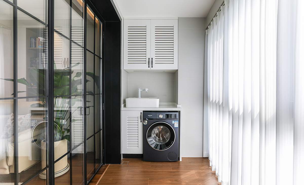 陽臺采用嵌入洗衣機，方便擺放各種雜物，滿足戶主需求。