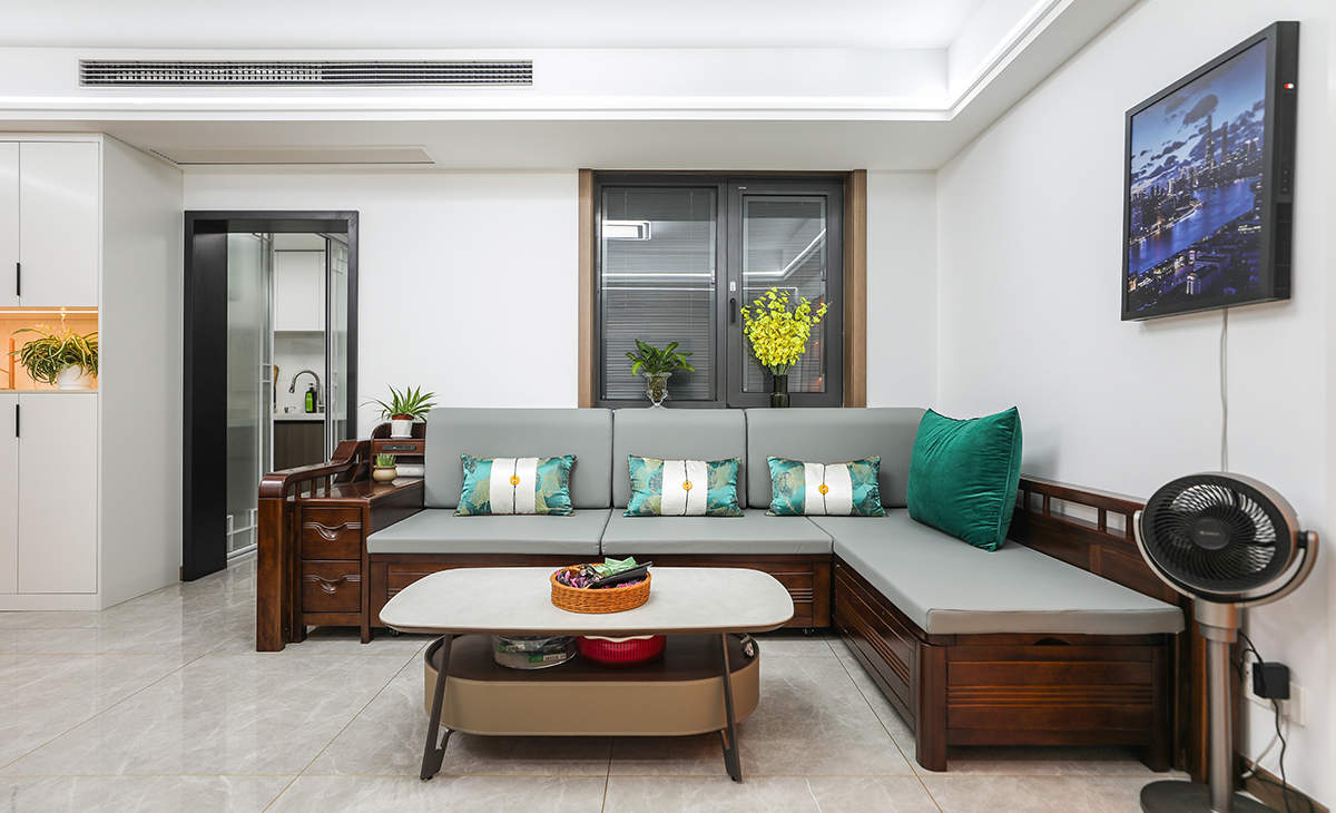 沙發主人家選用的是一套實木家具，現代風格中帶一些中式元素，使空間更加有層次感，同時也能體現出主人家的穩重。