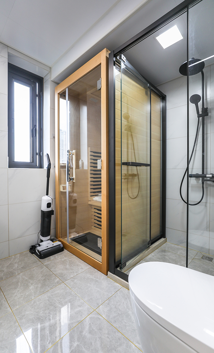 時尚的現代簡約衛生間，強調的是去繁留簡，常見的線條和幾何圖形的交織便能將衛生間個性展現出來。在衛浴建材的選擇上，使用摩恩的智能潔具，更加人性化，長方形的現代浴室柜設計，大氣簡約，簡單的配上長方形的浴室鏡，在材質上并不是按照傳統的設計相統一，只在色彩上加以邊框形成上下呼應的感覺。

加配汗蒸的功能，忙碌的一天結束后到汗蒸房出出汗，隔壁就是淋浴，可以消除一身的疲勞。在整體空間上形成階梯效果，高低錯落，層次感強烈，現代的“簡便得以呈現。