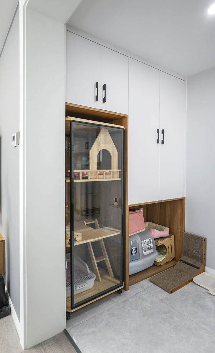 如今快節奏生活的中，寵物成為了許多人的精神寄托，貓貓狗狗的居住空間往往會被忽略，這次設計我們為主人的寵物貓設計了一個居所，運用柜體的隱藏式合理規劃，既美觀又實用。