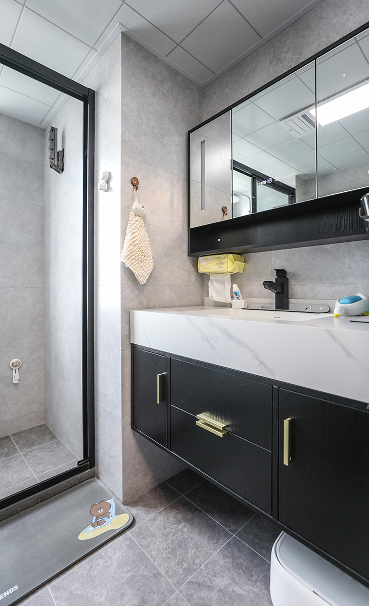 衛生間整體仍以黑白灰三色為主、不論鈦合金移門，臺盆鏡柜等基本如此，可見主人對這個色調的鐘愛，整體表現簡約優雅，寧靜致遠。