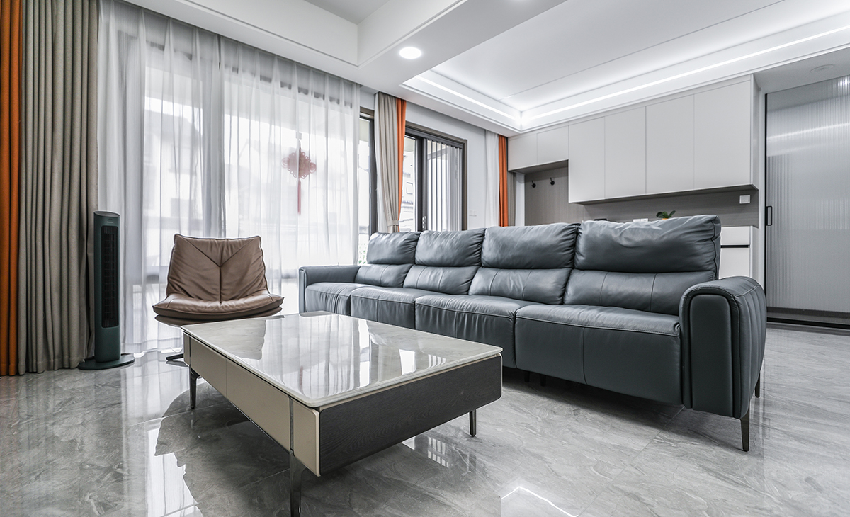 不行于色，以簡至勝。整個空間色彩搭配切合時宜，在不露聲色間演繹簡約克制的美學范本，同時注重人與環境的情感提升體驗，從細節處的精微巧思捕捉層層的感知關系，將居住引向契合心靈的舒適狀態。