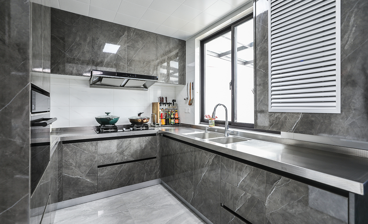 U型櫥柜滿足業主喜歡做飯的需求，棋盤格地磚讓整體不顯單調，?淺的地柜做開放式，可以放一些瓶瓶罐罐。
。