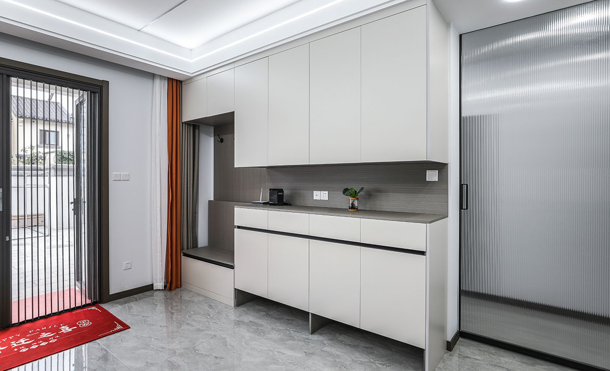 進門玄關留出空間。讓我體會到“生活一半煙火，一半清歡”。?白色柜子是鞋柜、整面鞋柜滿足一家人鞋子的收納。黑色柜子是儲物柜，放一些比較雜的物品（快遞盒、各種囤貨、雨傘等），鞋柜和儲物柜都做了扣手槽設計讓生活更輕松