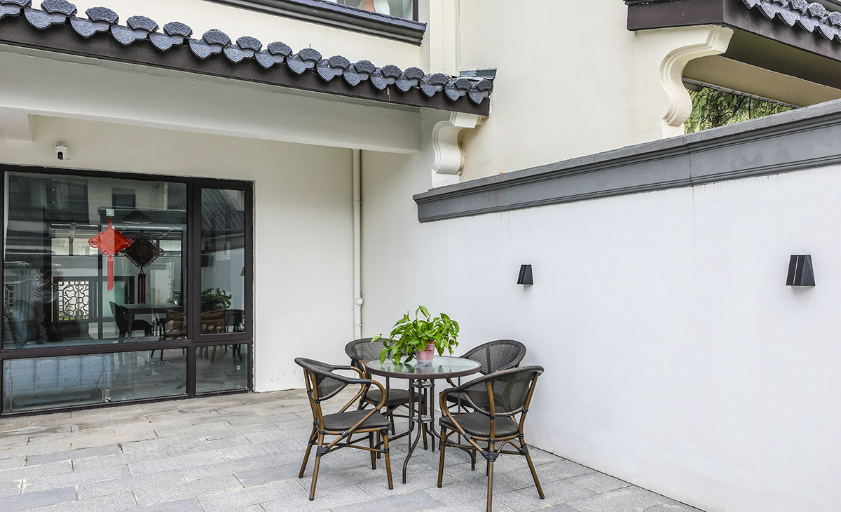 北露臺是晾曬衣物的場所，一側洗衣機和水池，一側為儲物柜，超大玻璃窗讓陽光柔和的照進來，很舒適、很愜意。顏色以白色為主，陽露臺為休閑，白墻黛瓦馬頭墻,回廊掛落花格窗。