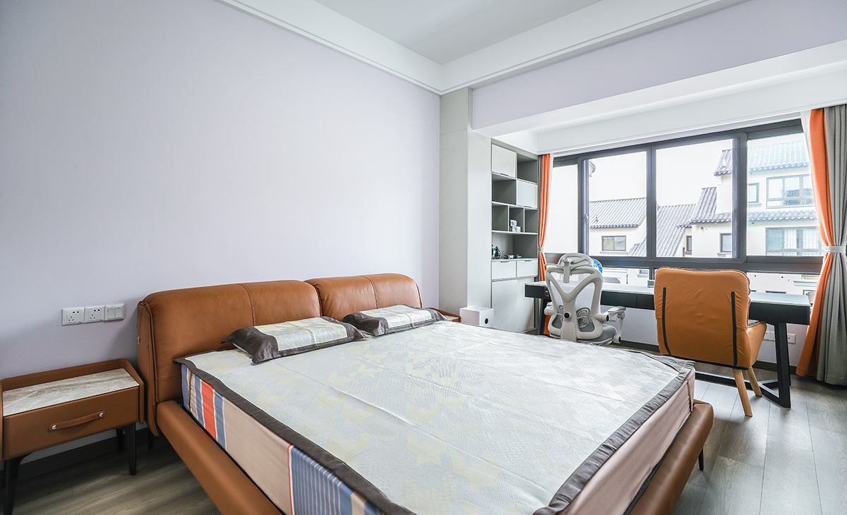 次臥是兒童房沉穩和寧靜是主基調，以溫潤的墻面涂料，通過簡潔的燈光營造舒適的睡眠休閑時光。
