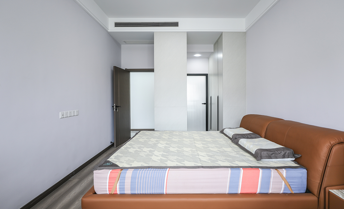 次臥是兒童房沉穩和寧靜是主基調，以溫潤的墻面涂料，通過簡潔的燈光營造舒適的睡眠休閑時光。
