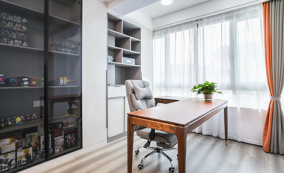 　 二樓的書房書架上，智慧的寶藏閃耀光芒，擺設的文房四寶承載著歷史的印記；在知識的海洋中徜徉自由地思考，文字與思緒穿梭，鋪就了一條詩意的道路。