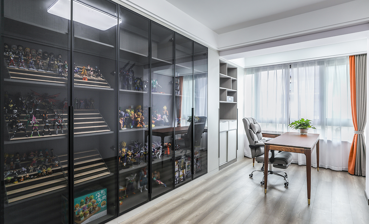 　 二樓的書房書架上，智慧的寶藏閃耀光芒，擺設的文房四寶承載著歷史的印記；在知識的海洋中徜徉自由地思考，文字與思緒穿梭，鋪就了一條詩意的道路。