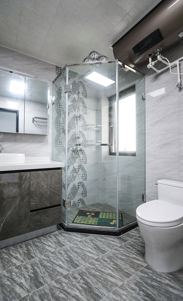 客衛空間很大，1米長的洗手臺，智能馬桶，墻地一體磚、白色吊頂，鈦合金移門，體現主人高檔次的生活品味和優雅的審美觀。