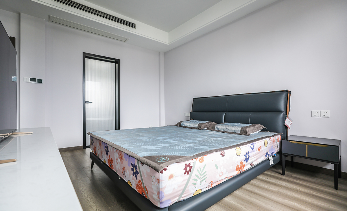 沉穩的深褐木色地板外搭灰色與藍色之間碰撞著肌理和色塊的創意火花，矩形陣列的組合架構以時尚而靈活的樣式契合使用者的生活體驗。工藝的美學和實用價值消解了物體與空間的界限，在一方天地里創造出無限的潛能價值。