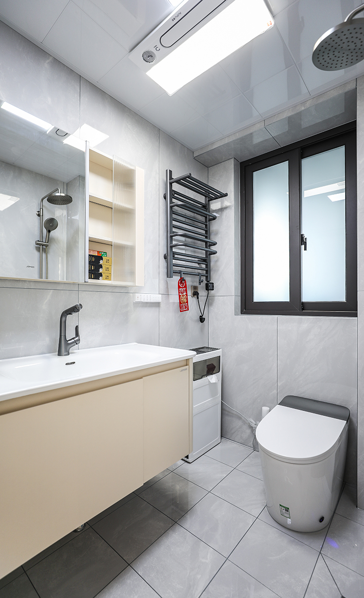 主衛空間也很大，只放一個馬桶，一個洗手臺，不單獨做淋浴區，讓空間顯得更寬敞，灰色的窗戶配上槍灰色墊毛巾架、槍灰色龍頭，讓整個空間協調統一，大氣時尚，主人很滿意，不斷地夸贊設計師對色彩的精準把握。