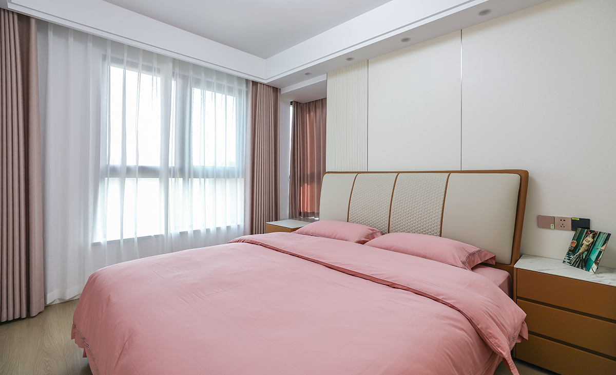 主臥奶白色床頭背景配上床的米色皮質靠背非常和諧，衣柜門板也是白色，和墻面融為一體，很自然，上方的通體空調風口，過道線性燈，體現了輕奢風格的貴氣、穩重，不單調。
