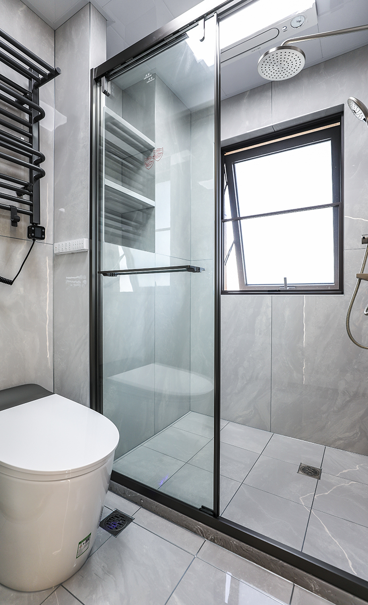 客衛空間很大，1.2米長的洗手臺，智能馬桶，墻地一體磚、白色吊頂，鈦合金移門，體現主人高檔次的生活品味和優雅的審美觀。