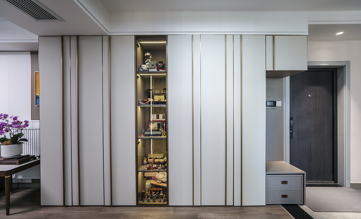 正面看上去走道儲物柜設(shè)計也是一大亮點(diǎn)，既實(shí)用，又有裝飾性，門板采用平板一門到頂，金屬通頂?shù)睦?，更顯大氣高柜。