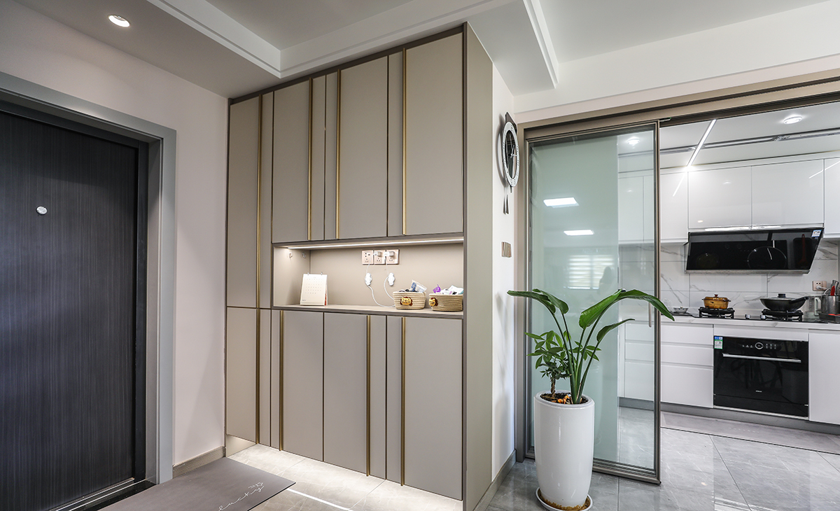 進(jìn)門入戶鞋柜，頂天立地，中間鏤空放進(jìn)門的包包鑰匙，很方便，底部騰空，進(jìn)家門的鞋子放在里面，也不會影響門口的美觀，實(shí)用美觀都兼顧到位了。