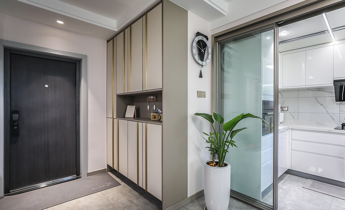 進(jìn)門入戶鞋柜，頂天立地，中間鏤空放進(jìn)門的包包鑰匙，很方便，底部騰空，進(jìn)家門的鞋子放在里面，也不會影響門口的美觀，實(shí)用美觀都兼顧到位了。