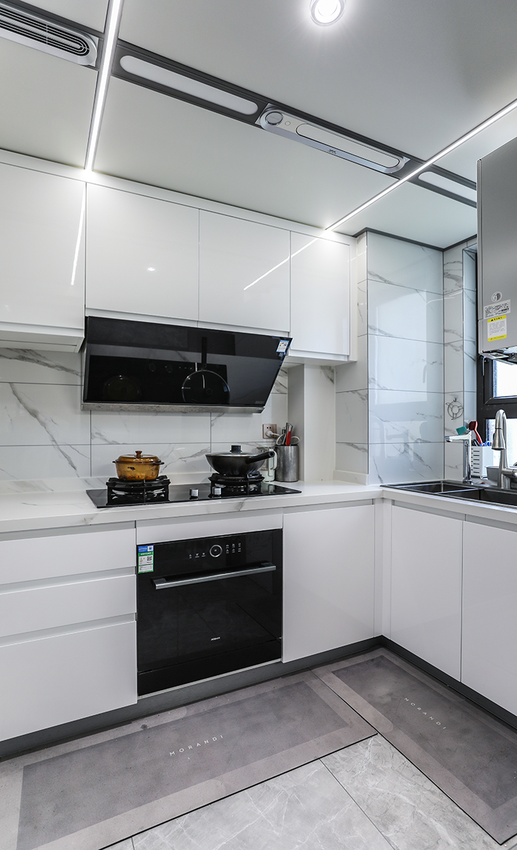 廚房吊頂我們用了大板的集成吊頂，整體性更強(qiáng)，配上線型燈，線性排風(fēng)美觀實(shí)用都兼顧到了。櫥柜整體也用的是白色調(diào)，配合硬裝的白色墻磚，灰色地磚，廚房這個空間真的很舒適，做起菜來也是別有一番風(fēng)味，妥妥的米其林廚房沒錯了。